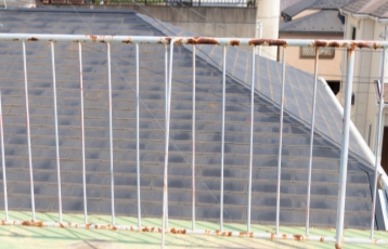 手すりや雨戸など、鉄部が錆びている
